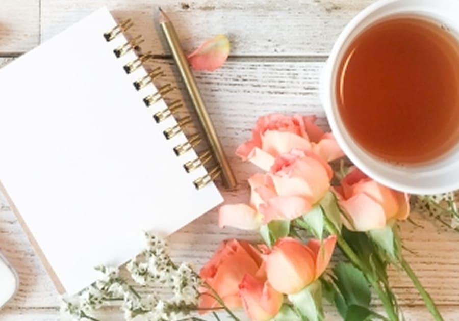 ノートとペンと紅茶とお花