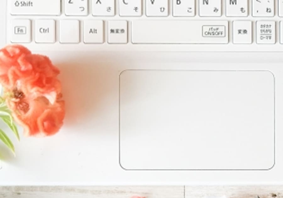 ノートパソコンのキーボードと花